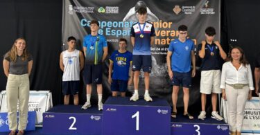 La Piscina Municipal Olímpica de Castelló se convierte, del 24 al 27 de julio, en la sede de la natación nacional con la celebración del Campeonato de España Júnior de Verano, una competición que reunirá a más de 680 nadadores y nadadoras procedentes de casi 200 clubes de toda España. Esta cita deportiva, dirigida a jóvenes nacidos en los años 2007, 2008 y 2009, permitirá ver en acción a las grandes promesas de la natación española. La concejala de Deportes, Maica Hurtado, ha estado presente este jueves en el acto inaugural, donde ha destacado “el orgullo que supone para Castellón volver a ser sede de un campeonato de gran relevancia a nivel nacional. Nuestra ciudad vuelve a demostrar su capacidad para acoger eventos deportivos de primer nivel, posicionándose como un referente del deporte en España”. La concejala ha subrayado además el binomio deporte-turismo, ya que “durante estos cuatro días, los más de 680 deportistas, sus equipos técnicos y acompañantes tendrán la oportunidad de conocer Castellón, disfrutar de nuestra oferta cultural, gastronómica y de nuestras playas. El impacto de este tipo de competiciones trasciende lo meramente deportivo, aportando dinamismo y proyección a la ciudad”. El evento ha sido organizado por la Real Federación Española de Natación (RFEN) con el apoyo de, entre otras instituciones, el Ayuntamiento de Castellón y la colaboración de los clubes Castalia Castellón y Nados Castellón, además de la Federación de Natación de la Comunidad Valenciana. A lo largo de ocho intensas sesiones de competición, los asistentes podrán disfrutar de 43 pruebas que coronarán a los nuevos campeones y campeonas júnior del país en un enclave de alto nivel como es la piscina olímpica de la capital de La Plana.