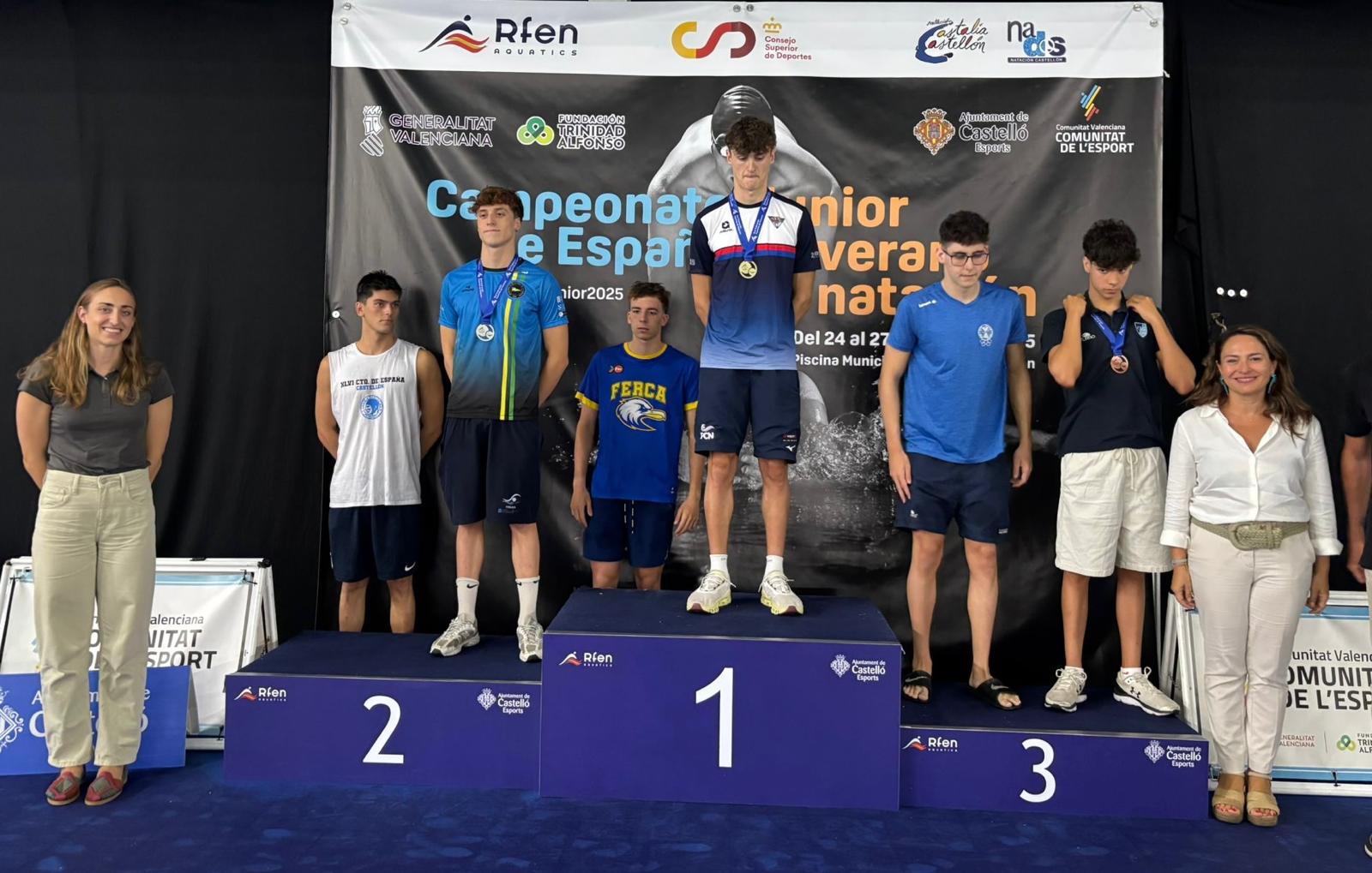 La Piscina Municipal Olímpica de Castelló se convierte, del 24 al 27 de julio, en la sede de la natación nacional con la celebración del Campeonato de España Júnior de Verano, una competición que reunirá a más de 680 nadadores y nadadoras procedentes de casi 200 clubes de toda España. Esta cita deportiva, dirigida a jóvenes nacidos en los años 2007, 2008 y 2009, permitirá ver en acción a las grandes promesas de la natación española. La concejala de Deportes, Maica Hurtado, ha estado presente este jueves en el acto inaugural, donde ha destacado “el orgullo que supone para Castellón volver a ser sede de un campeonato de gran relevancia a nivel nacional. Nuestra ciudad vuelve a demostrar su capacidad para acoger eventos deportivos de primer nivel, posicionándose como un referente del deporte en España”. La concejala ha subrayado además el binomio deporte-turismo, ya que “durante estos cuatro días, los más de 680 deportistas, sus equipos técnicos y acompañantes tendrán la oportunidad de conocer Castellón, disfrutar de nuestra oferta cultural, gastronómica y de nuestras playas. El impacto de este tipo de competiciones trasciende lo meramente deportivo, aportando dinamismo y proyección a la ciudad”. El evento ha sido organizado por la Real Federación Española de Natación (RFEN) con el apoyo de, entre otras instituciones, el Ayuntamiento de Castellón y la colaboración de los clubes Castalia Castellón y Nados Castellón, además de la Federación de Natación de la Comunidad Valenciana. A lo largo de ocho intensas sesiones de competición, los asistentes podrán disfrutar de 43 pruebas que coronarán a los nuevos campeones y campeonas júnior del país en un enclave de alto nivel como es la piscina olímpica de la capital de La Plana.