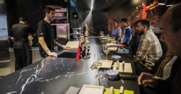 Visit València firma un convenio con Cáritas