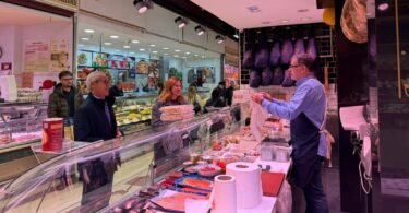 alcaldesa-visita-mercat-algirós