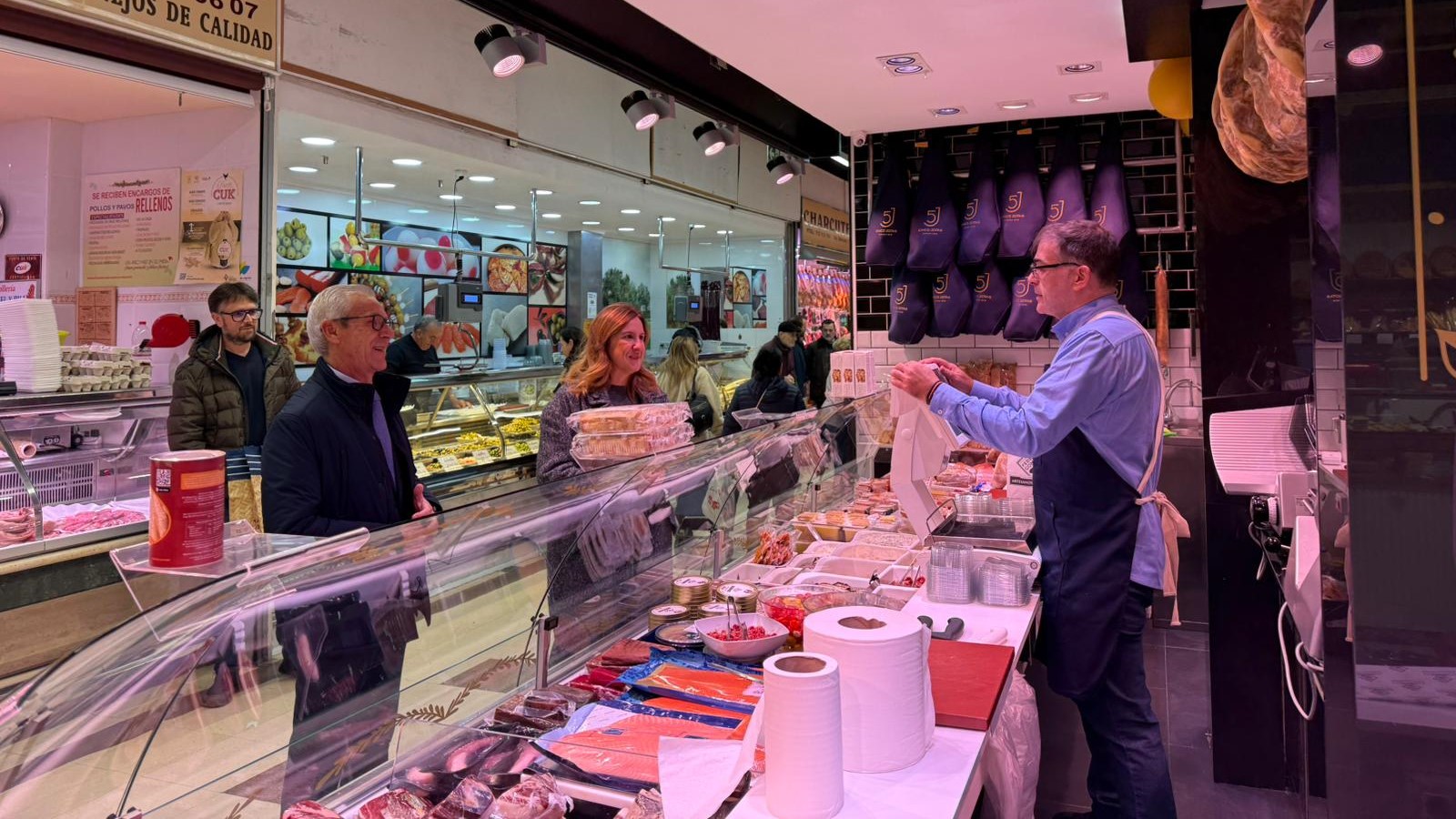 alcaldesa-visita-mercat-algirós