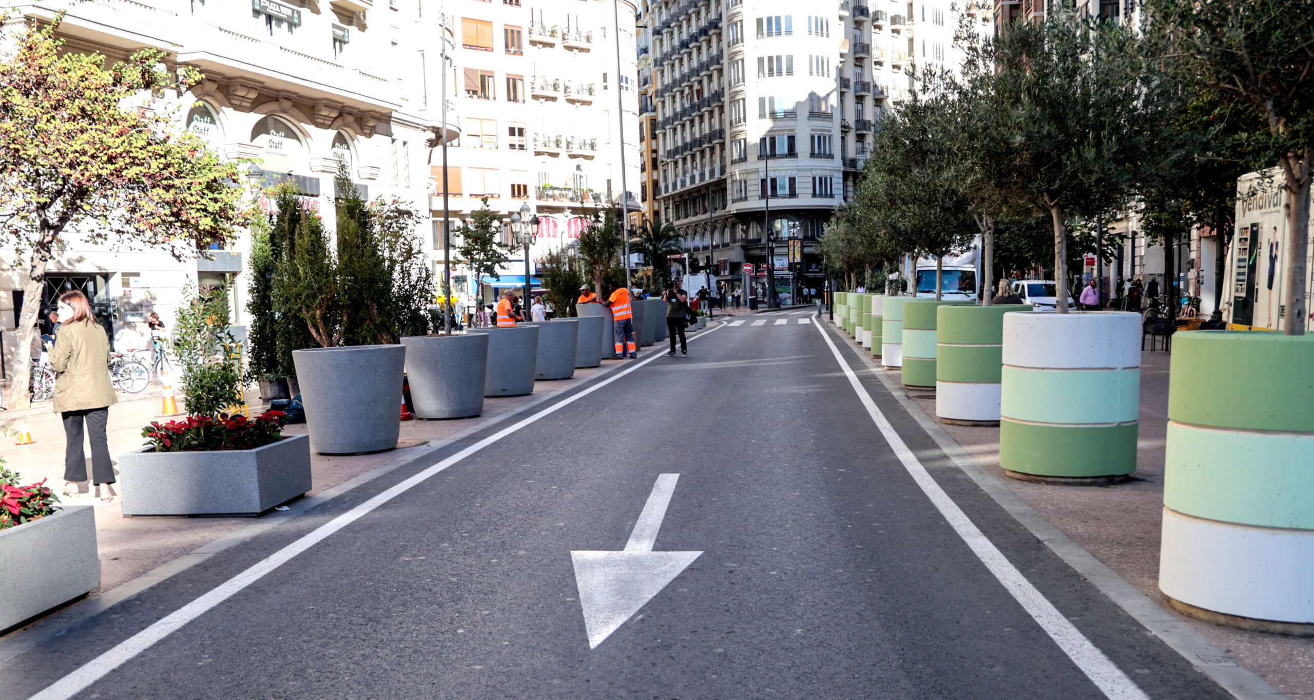 inicio-sustitució-maceteros-plaza-de-l-ajuntament