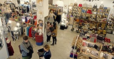 ayudas a un total de once asociaciones de comerciantes de la ciudad